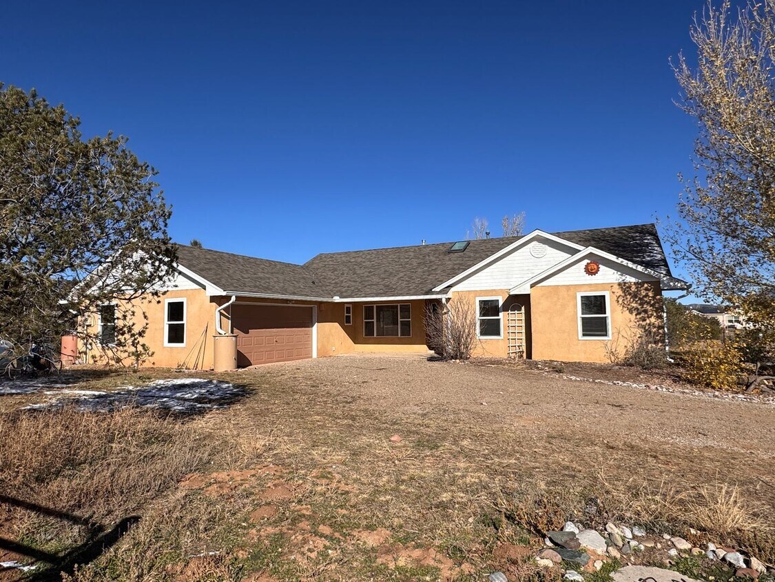 Foto principal - 3 Bedroom, 2 Bathroom Home in Tijeras, NM