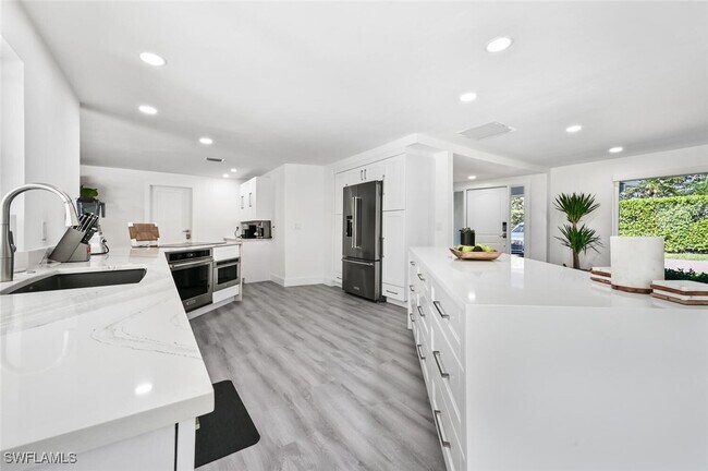 Foto del edificio - 646 Park Shore Dr
