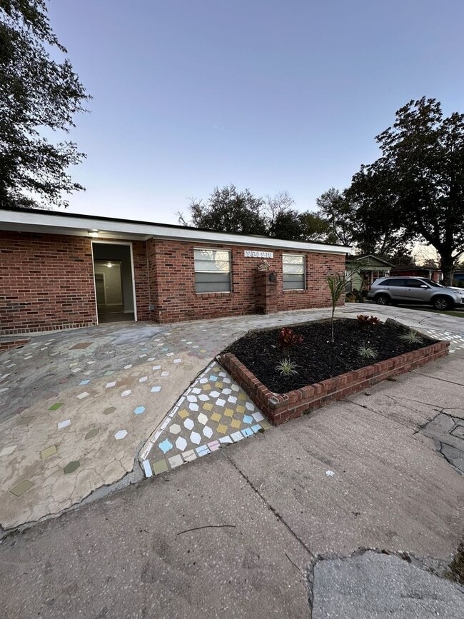 Building Photo - All Brick 4 bedroom 2 bath Northside Rental!