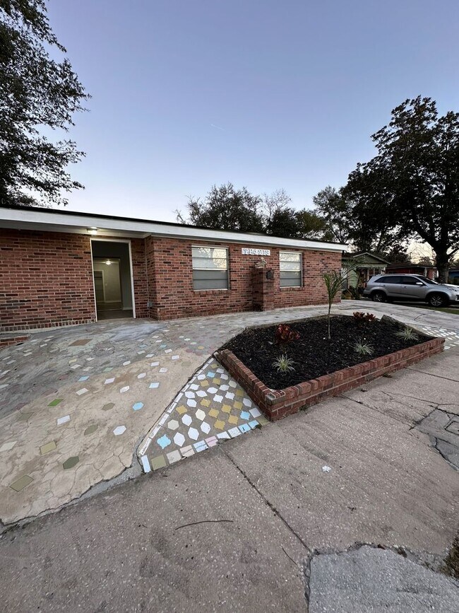 Foto del edificio - All Brick 4 bedroom 2 bath Northside Rental!