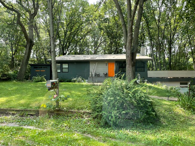 Modern house in the woods - 8501 Locust Ave