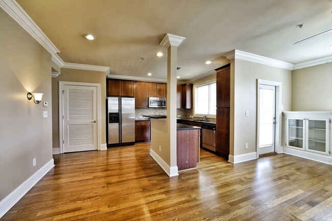 Building Photo - 307 Le Gran Bnd