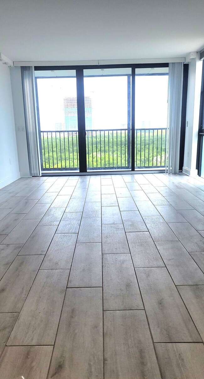 Foto del edificio - 2500 NE 135th St