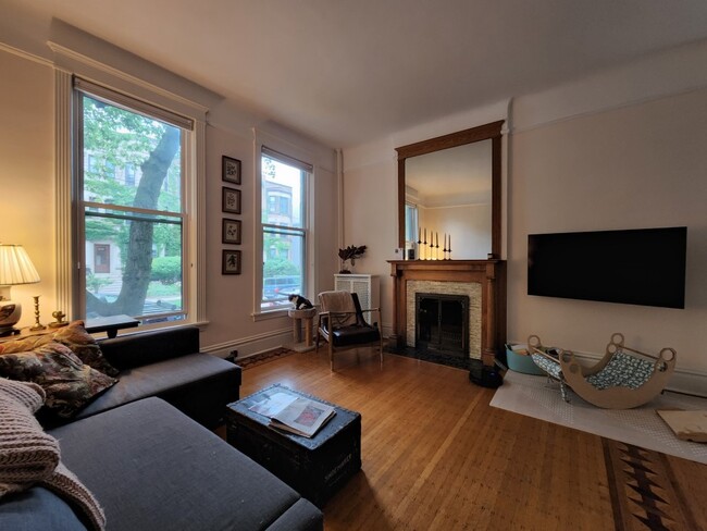 Living room/flex space - 5741 S Kenwood Ave