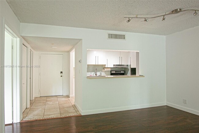 Building Photo - 100 Lakeview Dr