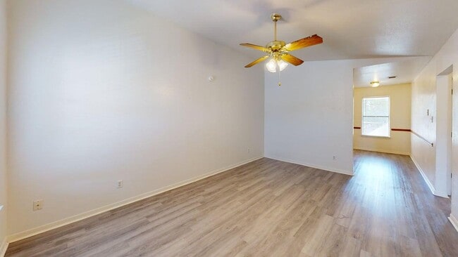 Building Photo - 204 W Truman Ave