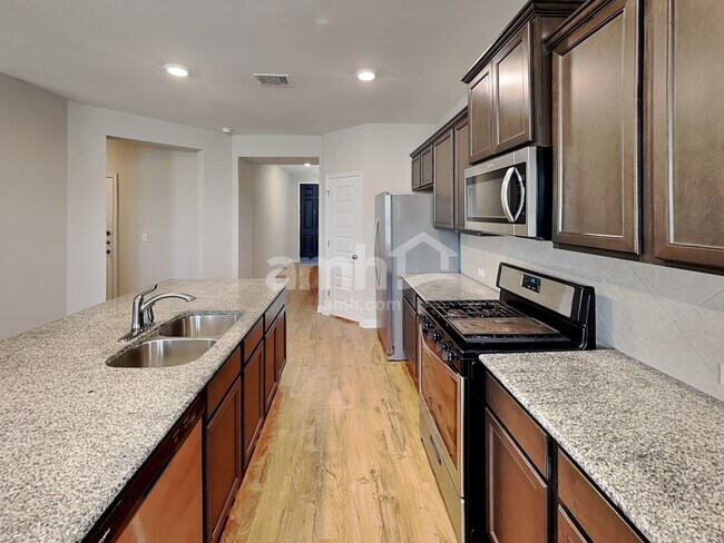 Foto del edificio - 8106 Cottage Rose Dr