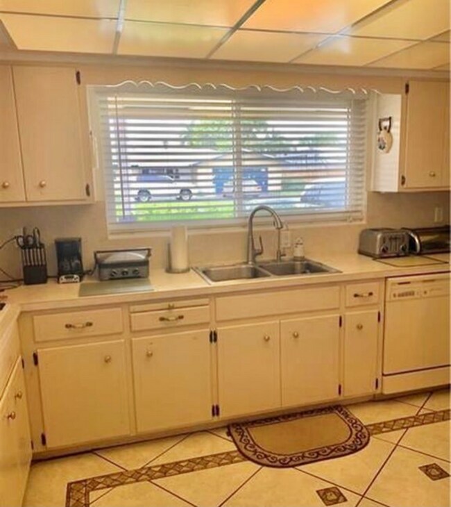Foto del edificio - 1361 NE 23rd Ct