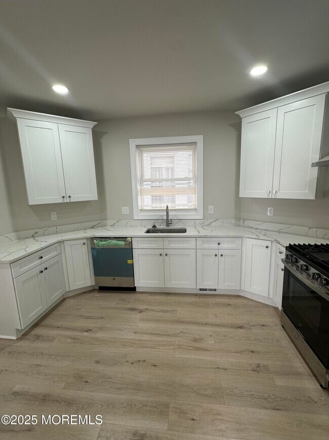 Building Photo - 326 2nd St