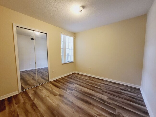 Building Photo - Spacious 3/2 condo near Disney!