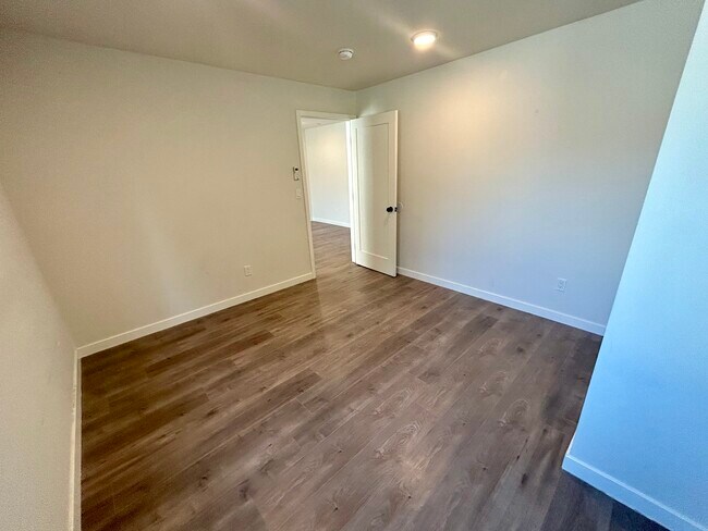 Dormitorio grande y amplio armario. - 14209 1/2 Gilmore Street