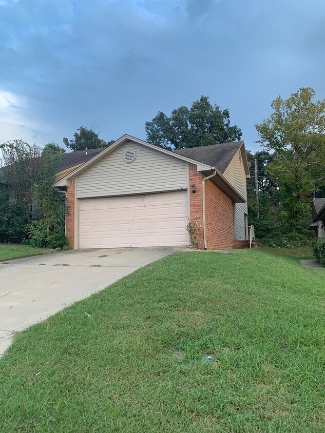 1125 Grinnel Cir Unit A, Greenwood, AR 72936 Room for Rent in
