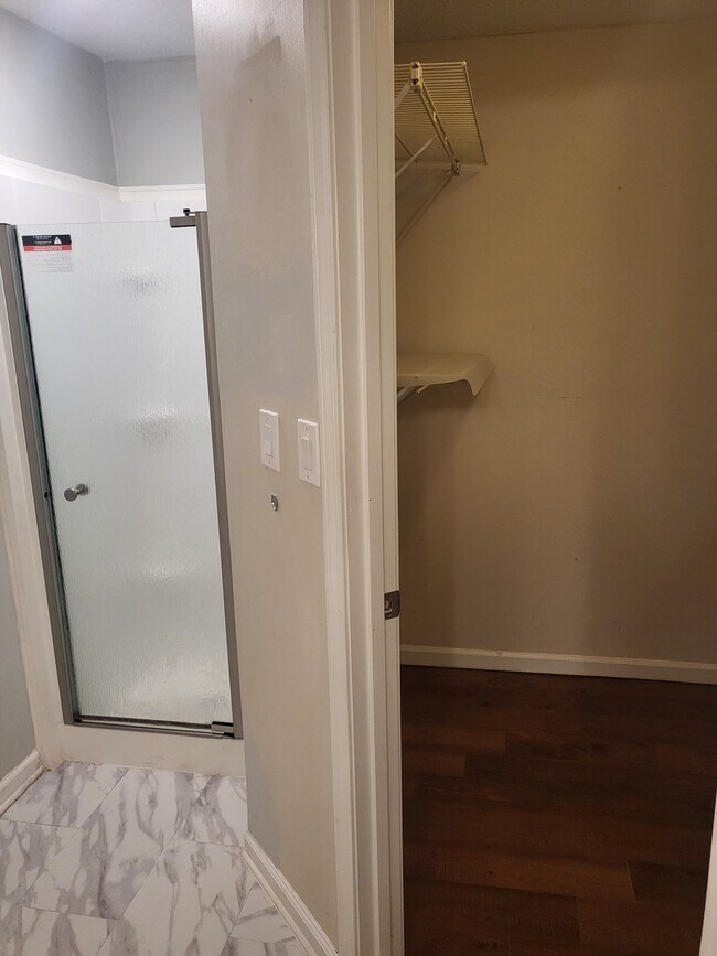 Baño principal y vestidor - 1111 Garden Ct