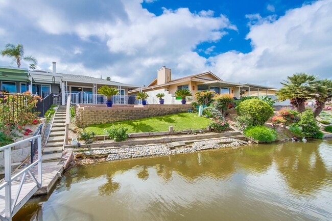 Building Photo - Gorgeous 2 Bedroom Lake Front Home
