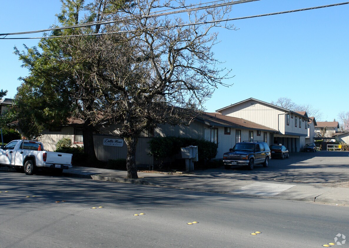 Fotografía primaria - 647 Dutton Ave
