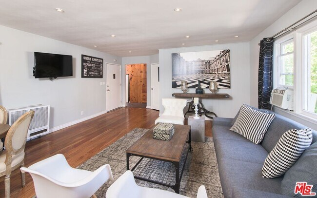 Foto del edificio - 7461 Willoughby Ave