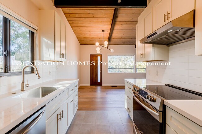 Foto del edificio - Private & Adorable Remodeled Single Family...