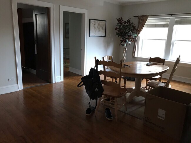 Building Photo - 6127 N Northwest Hwy