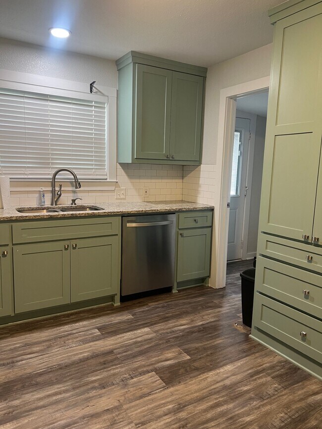 Foto del edificio - 557 E Elm St