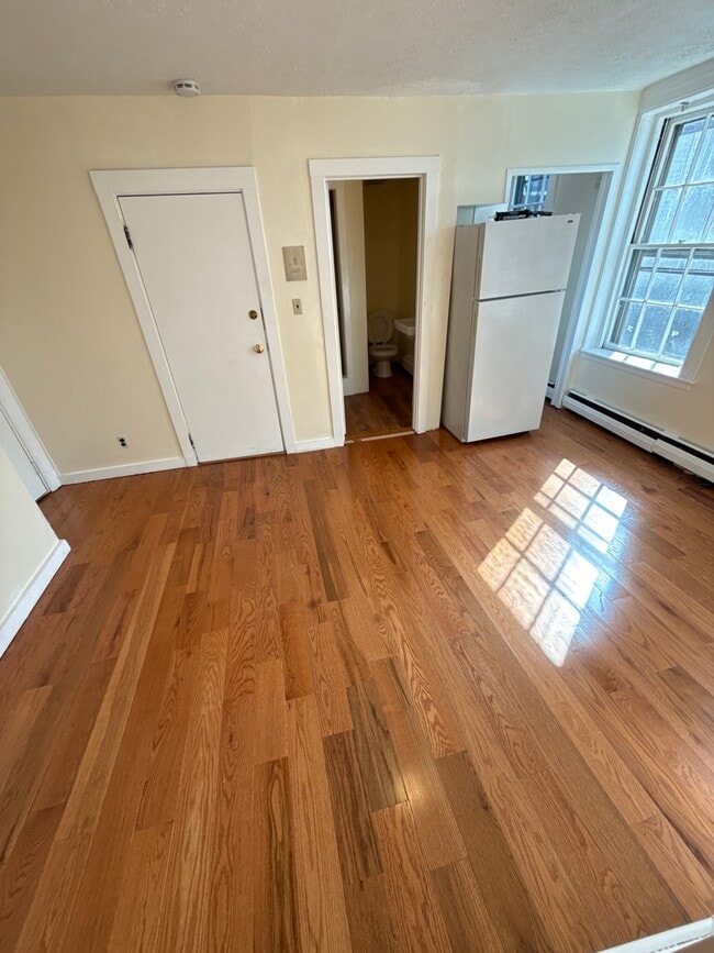 Building Photo - 42 Anderson St