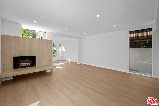 Foto del edificio - 9315 Lloydcrest Dr