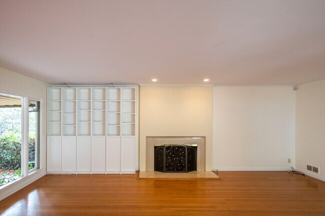 Foto del edificio - 153 Gramercy Dr