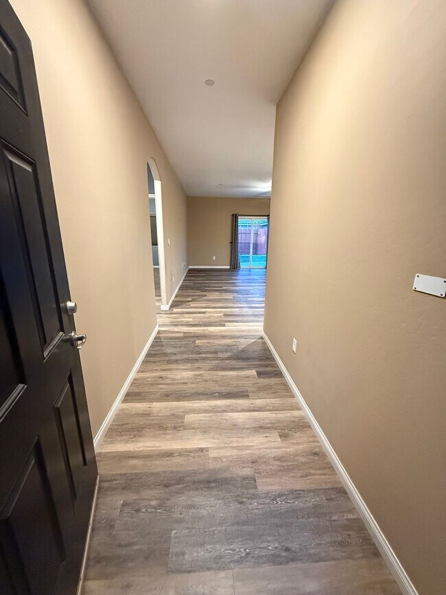 Foto del edificio - Modern 3-Bedroom Home in Southwest Bakersf...