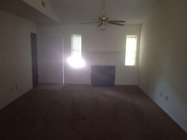 Building Photo - 1401 Angels End