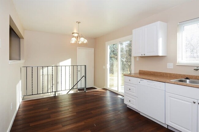 Foto del edificio - 9954 Columbine St