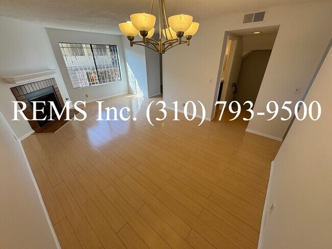 Foto del edificio - Remodeled Townhome with Garage and Laundry...