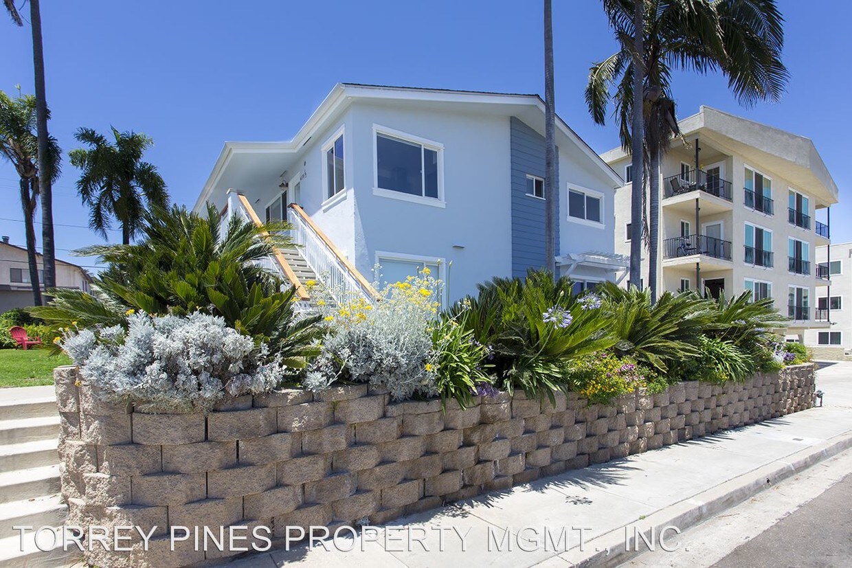 Primary Photo - 4080 1/2-4080 Crown Point Dr