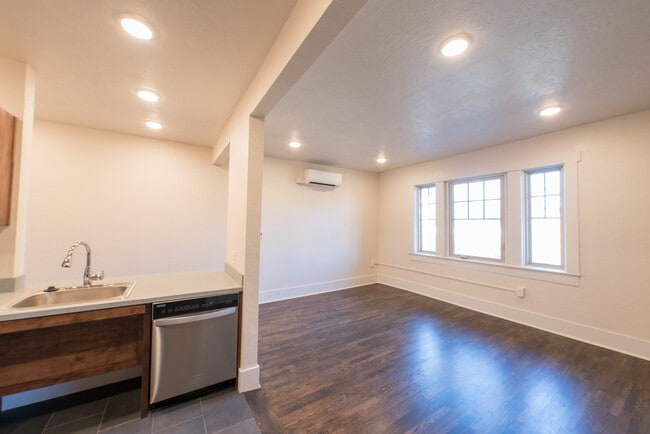 Living Rm - 812 E 12th Ave