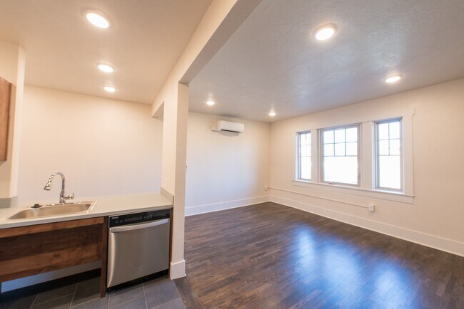 Sala de estar - 812 E 12th Ave