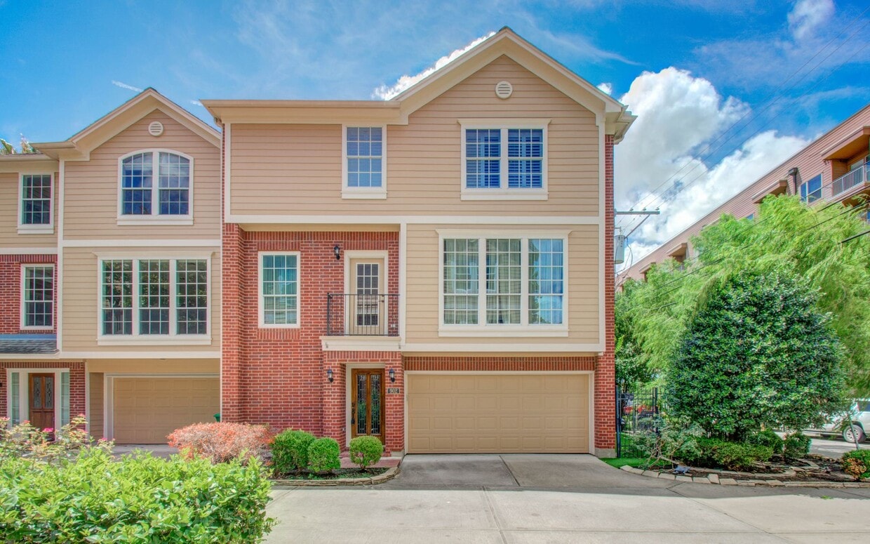 Stunning Three-Bedroom Townhouse Located i... - Stunning Three-Bedroom Townhouse Located i...