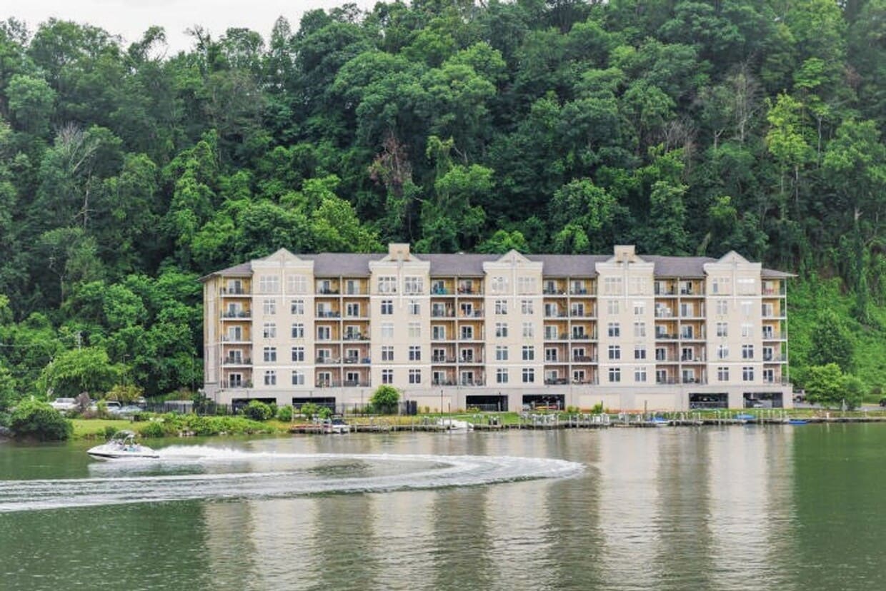 Primary Photo - Rivertowne Condominiums: Available for Fal...