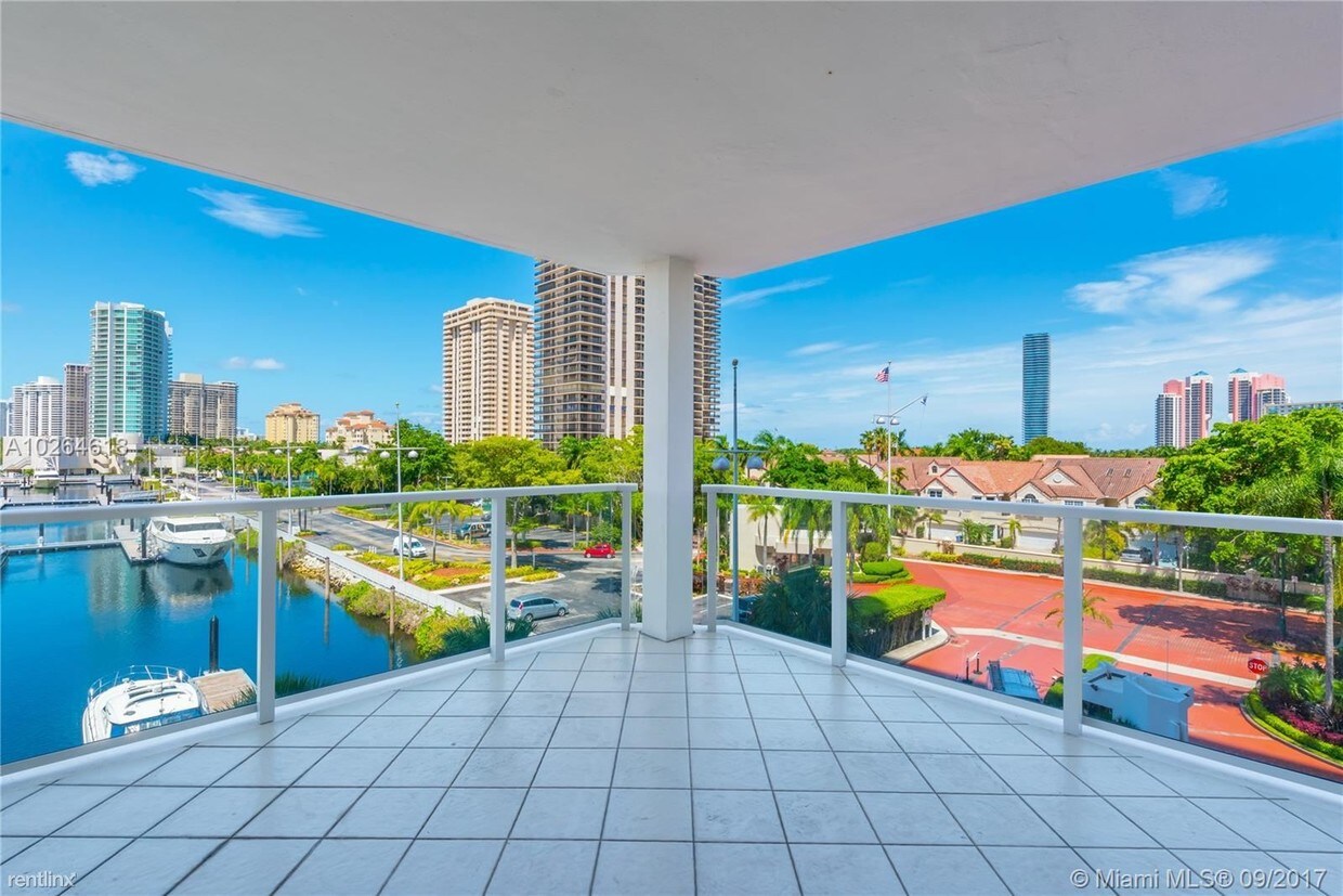 Foto principal - 19500 Turnberry Way