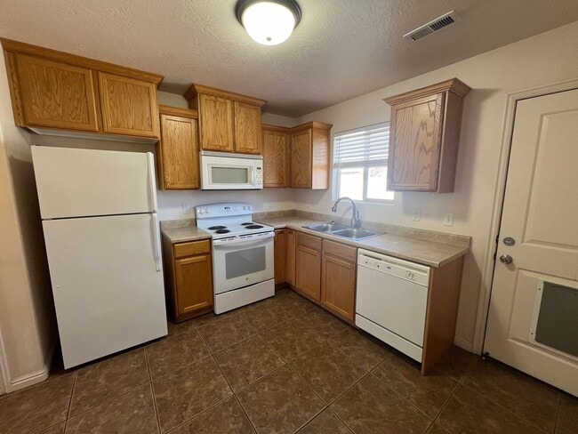 Building Photo - Move-In Discount! 2 Bedroom - 1 bath - Beautiful Views and Great Location!