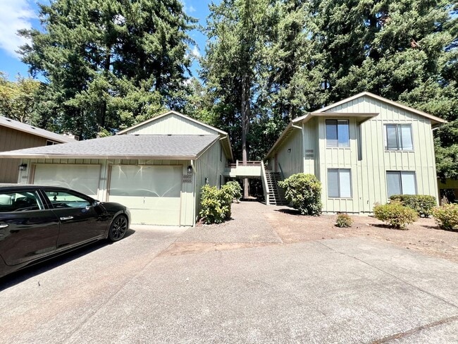 Building Photo - 2 Bed 1 Bath Apartment in Lake Oswego!