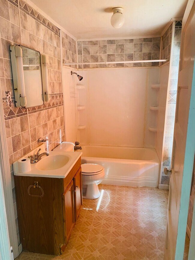 Building Photo - 2 br, 1 bath House - 193 Elmwood #1 .
