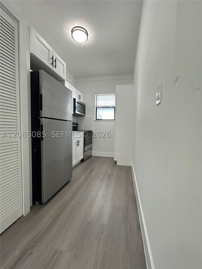 Building Photo - 638 SW 21st Ave