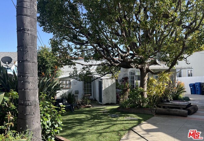 Foto del edificio - 8977 3/4-8974 Keith Ave