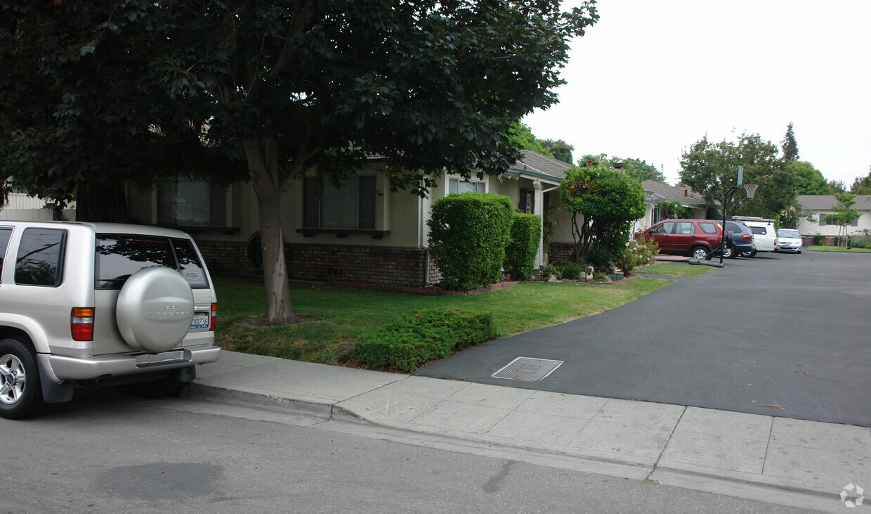Building Photo - 123-125 Carlyle Ct