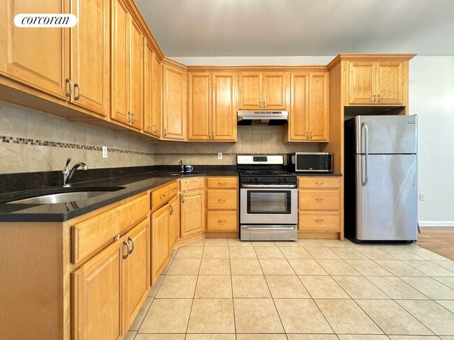 Building Photo - 247 Troy Ave