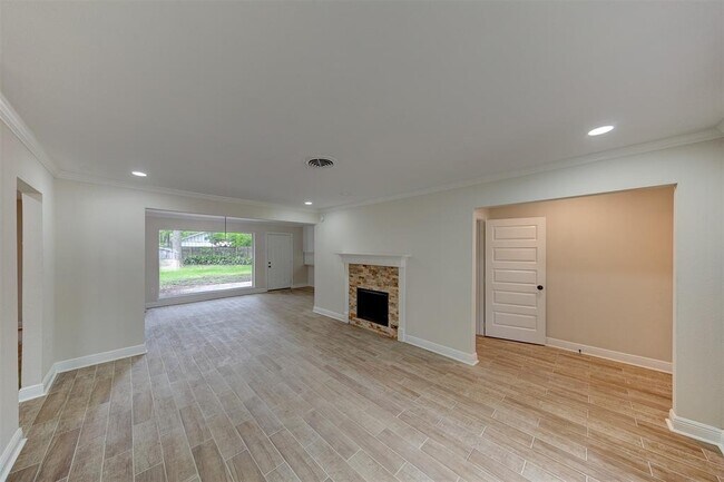 Foto del edificio - 8826 Robindell Dr