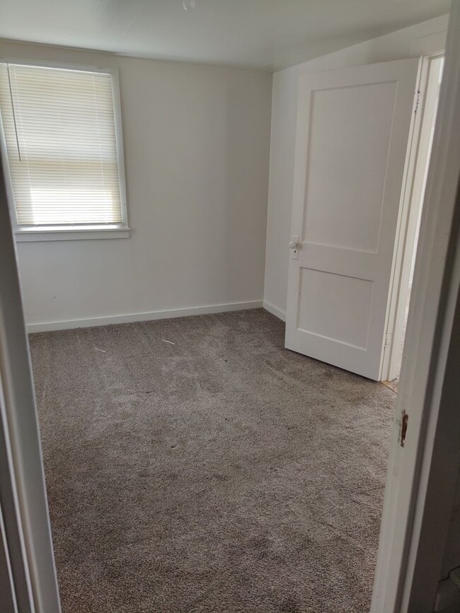 Building Photo - 2 BD / 1 BA