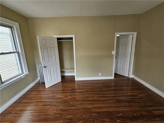 Building Photo - 558 E 96th St