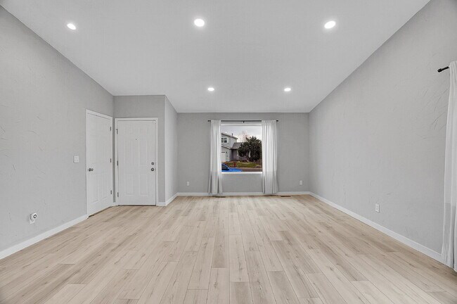 Foto del edificio - $3,490.95 - 3 bed, 2 bath updated Home in Littleton with Two Full Kitchens and Impressive Yard!