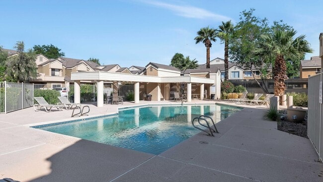 gran zona de piscina - 2035 S Elm St