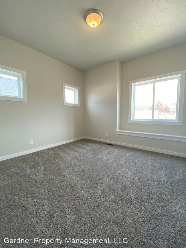 Building Photo - 2033 E Quail Run Rd