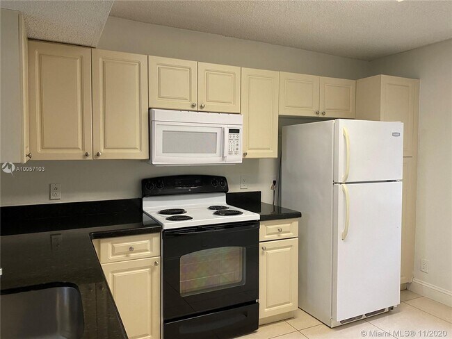 Foto del edificio - 8701 Wiles Rd